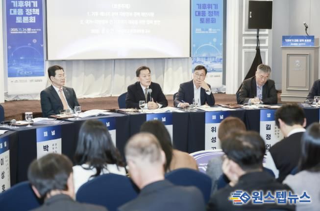 이재준 수원시장이 패널토론에서 발언하고 있다.