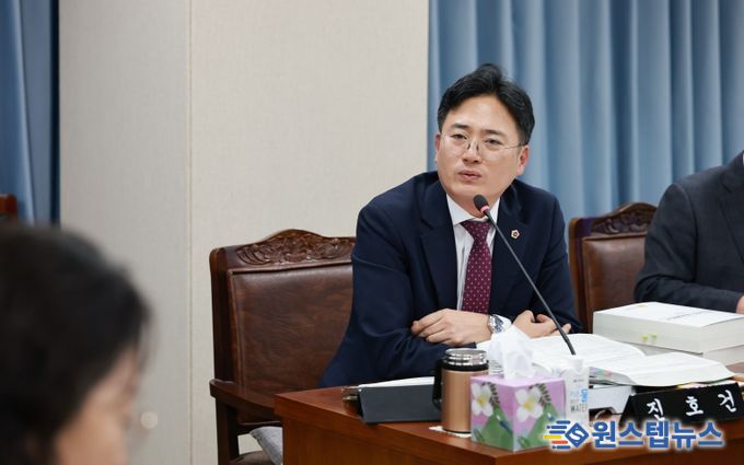 진호건 전남도의원이 농업기술원 김행란 원장에게 질의하고 있다.