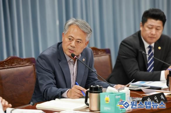 박성재 전남도의원이 해양수산과학원 김충남 원장에게 질의하고 있다.