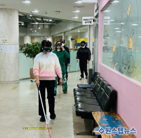 광명시 소하1동 행정복지센터는 26일 통장협의회 통장 43명을 대상으로 장애 인식 개선교육(장애 체험 프로그램)을 실시했다.