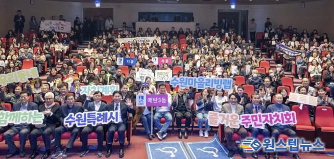 행사 참석자들이 단체 사진을 촬영하고 있다.