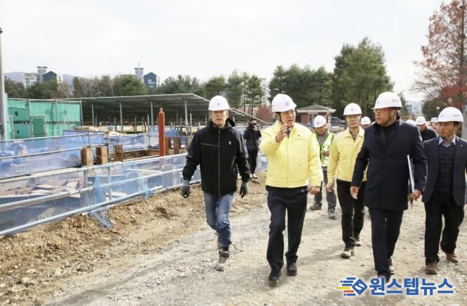 최대호 안양시장이 26일 청계통합정수장 고도정수처리시설 공사 현장을 방문해 진행상황을 점검하고 관계자들을 격려했다