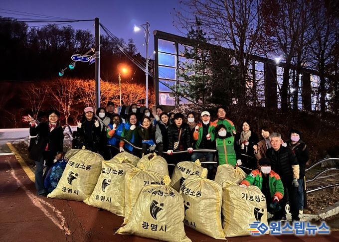 광명시 일직동 행정복지센터는 지난 26일 낙엽으로 인한 빗물받이 막힘과 미끄럼 사고를 예방하기 위해 ‘가을철 낙엽 대청소’를 실시했다.