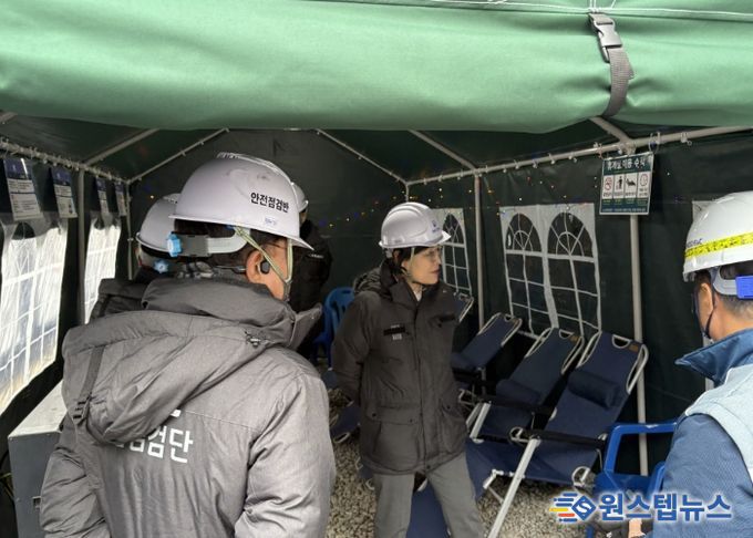 이정화 제2부시장이 동절기 대비 근로자 휴게공간 난방·보온 상태를 확인하고 있다.