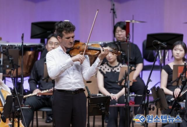 <2025 고잉홈 더 갈라>에서 솔로 연주 중인 바이올리니스트 스베틀린 루세브(고잉홈프로젝트 리더)