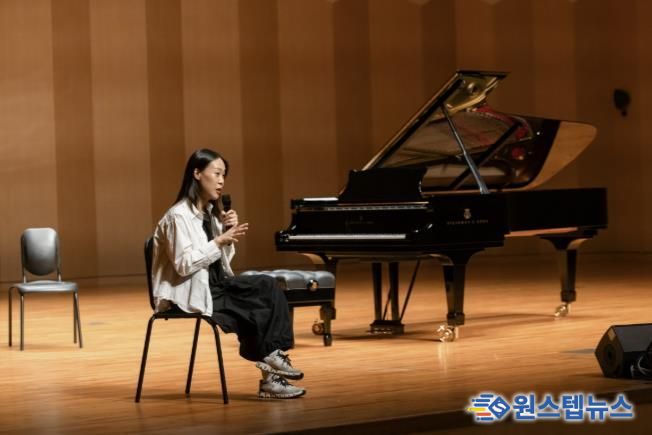 마스터클래스에서 고양예고 학생들의 질문에 답변하는 피아니스트 손열음