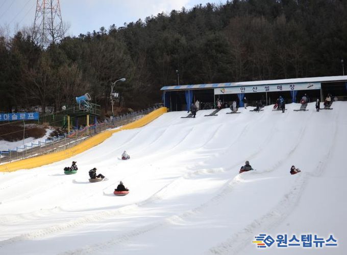 시민들이 안산 썰매장을 이용하고 있다.(사진=안산도시공사 제공)