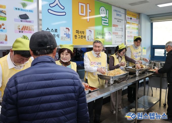 고흥군의회, 관내 노인복지관 찾아 배식 봉사활동 펼쳐