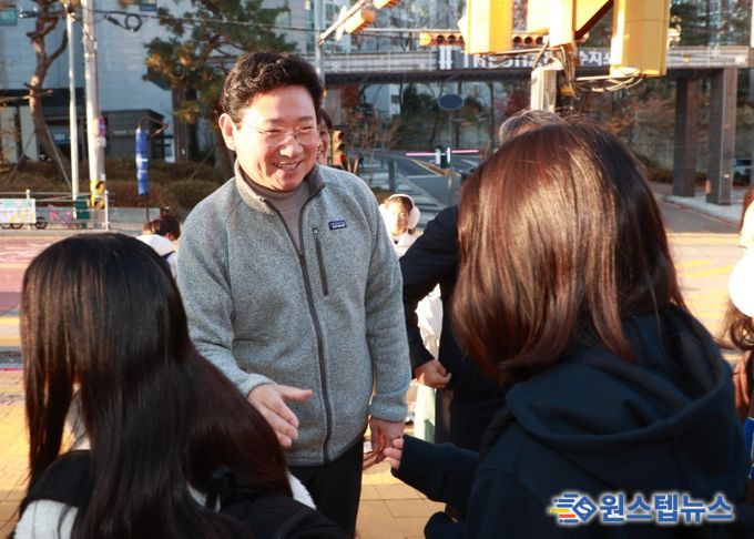 이상일 용인특례시장은 28일 상현초 교통지도 봉사에 참여해 통학로 안전을 점검했다