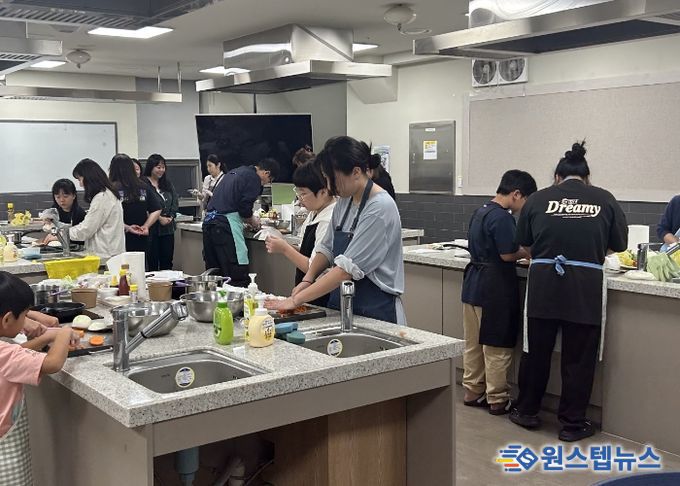지난 27일 평생학습원 공유부엌에서 '내가 만드는 샌드위치 도시락' 영양교육이 진행되고 있다.