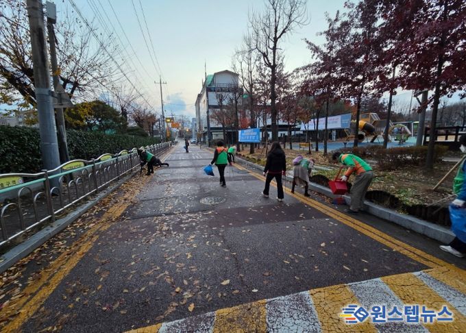 광명시 광명6동 통장협의회는 지난 26일 이면도로 및 빗물받이 내부 낙엽 청소를 실시했으며, 이어 27일에는 자율방재단이 같은 구간을 중심으로 낙엽 청소를 진행했다.