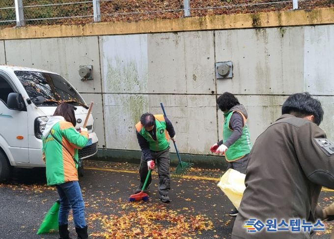 광명시 광명7동 행정복지센터는 지난 27일 가을철 낙엽 대청소를 실시해 주민들이 안전하고 깨끗한 환경에서 생활할 수 있도록 집중 정비 활동을 펼쳤다.