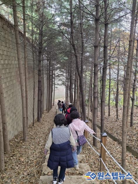 용인특례시 보건소 건강걷기 프로그램에 참여 중인 시민들