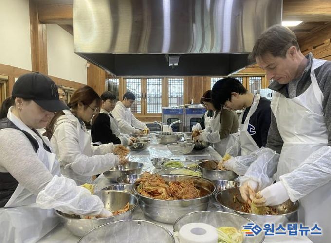 프로그램 참가자들이 김장을 담그고 있다