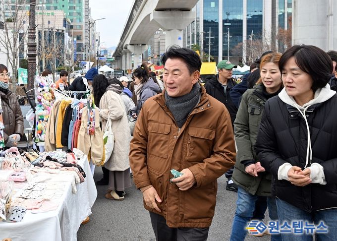 김동근 시장이 11월 29일 시청 앞 도로 일원에서 열린 ‘걷기 좋은 거리’ 행사 현장을 둘러보고 있다.