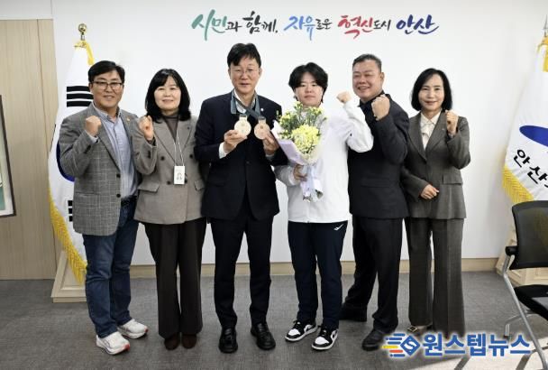 이민근 안산시장(사진 왼쪽에서 세번째)과 홍은미 선수(왼쪽에서 네번째)가 봉납식을 개최하고 기념촬영을 하고 있다.