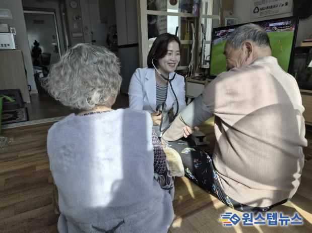 ‘2025년 한파대응 방문건강관리사업’으로 하남시보건소 전담인력이 취약계층 가구에 방문해 기초 건강상태를 확인하고 한파 시 행동요령, 만성질환 관리법 등을 안내하는 모습