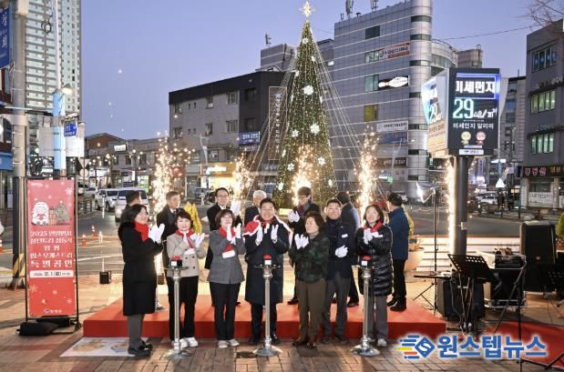 점등버튼 앞 단체사진