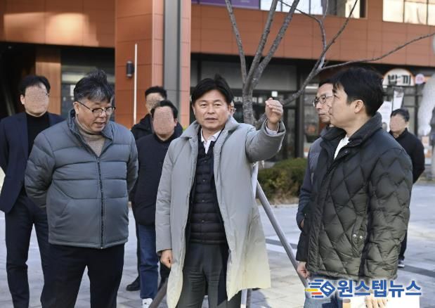 조용익 부천시장이 1일 7호선 신중동역 GTX-B 환기구 공사 예정 현장을 둘러보고 있다.