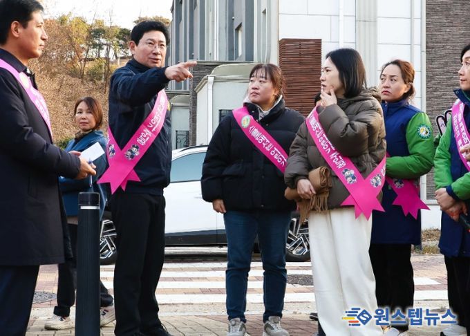 이상일 용인특례시장은 2일 기흥구 서농초 정문 횡단보도에서 아이들의 안전한 통학환경 조성을 위해 교통지도 봉사활동을 했다.