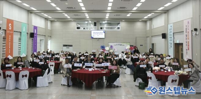 김영식 복지국장(맨 앞줄 왼쪽 일곱번째)이 2일 안산시청 대회의실에서 장애인 권익 옹호업소 ‘오소가게’ 상점주들과 간담회를 진행하고 함께 기념촬영을 하고 있다.