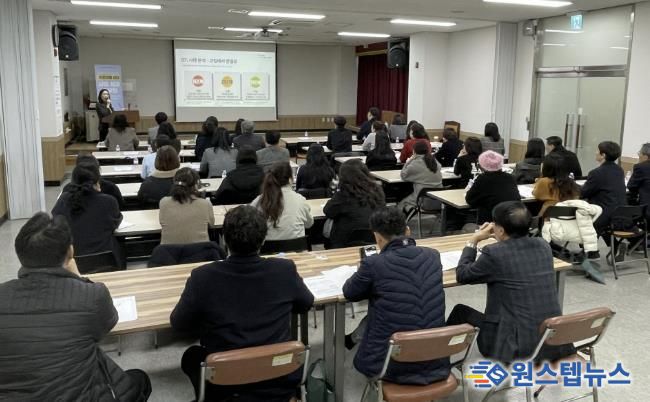 동 지역사회보장협의체 위원 등 실무자들이 2일 안산시청 대회의실에서 사회적고립예방을 위한 ‘중장년 발굴·지원 사업’ 3개년 성과 보고 간담회를 진행하고 있다.