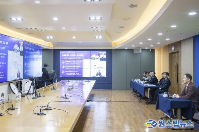 KAIST 전체 학과장 회의에 원격으로 참석한 정장선 시장이 평택시 주요 현안을 설명하고 있다.