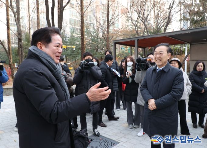 최대호 안양시장(왼쪽)과 김윤덕 국토부장관(오른쪽)이 3일 오전 10시 선도지구를 둘러보며 이야기를 나누고 있다