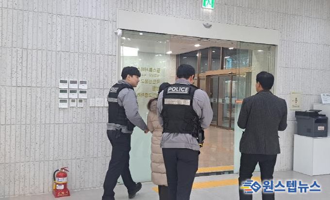 수원시가 ‘악성·반복 민원 대응 모의훈련’을 하고 있다.