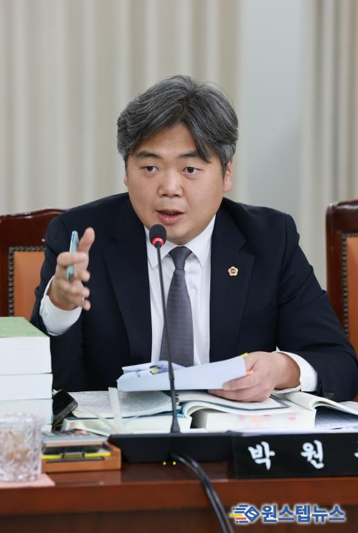 본예산 심사 중인 박원종 전남도의원