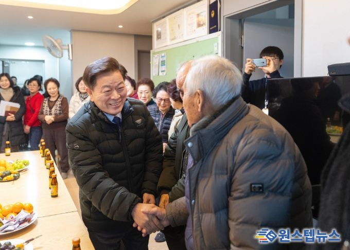 박승원 광명시장이 4일 ‘우리동네 시장실’의 일환으로 일직동 양지편 경로당을 방문해 어르신들의 안부를 확인하고 있다.