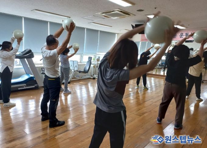 건강생활지원센터에서 '슬기로운 운동생활 3기' 프로그램이 진행되고 있다.