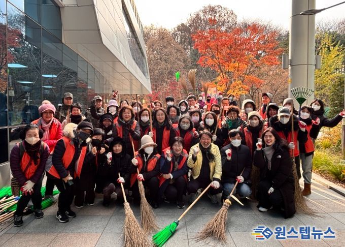 광명시 철산3동 행정복지센터는 지난 3일 동절기에 대비해 ‘2차 낙엽 대청소’를 실시했다.