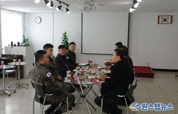 지난 4일 안전환경국장을 비롯한 관계 직원들이 관내 1항공여단을 방문해 여단장 등 부대 관계자와 헬기 소음 저감 조치에 대해 면담을 하고 있다.