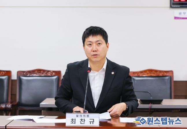 최찬규 의원이 지난달 25일 제300회 제2차 정례회 문화복지위원회에서 자신이 대표 발의한‘안산시 무장애 도시 조성 조례안’에 대해 설명하고 있다.