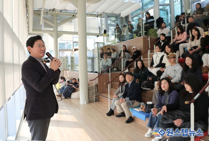 이상일 용인특례시장이 7일 SERI PAK with 용인에서 열린 박세리 전 감독의 토크콘서트에 참석해 인사말을 하고 있다.