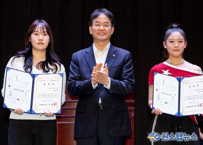 이동환 고양시장과 모범 청소년 치어리더 표창장 수상 기념촬영