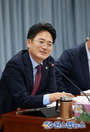 진호건 전남도의원이 농축산식품국 박현식 국장에게 질의하고 있다.