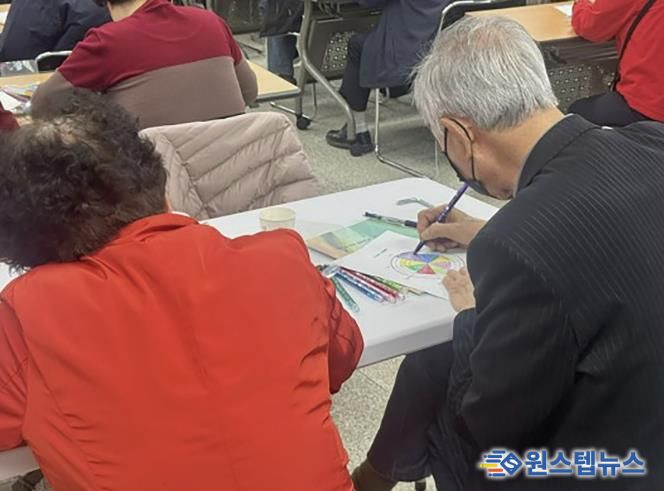 웰다잉교육에 참여한 시민이 내 삶을 돌아보는 노트를 작성 중이다