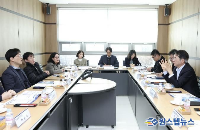 동환 고양시장이 학교장, 운영위원장, 학부모들과 함께 자공고 2.0으로의 안정적인 전환을 위한 협력 방안에 대해 논의하고 있다.