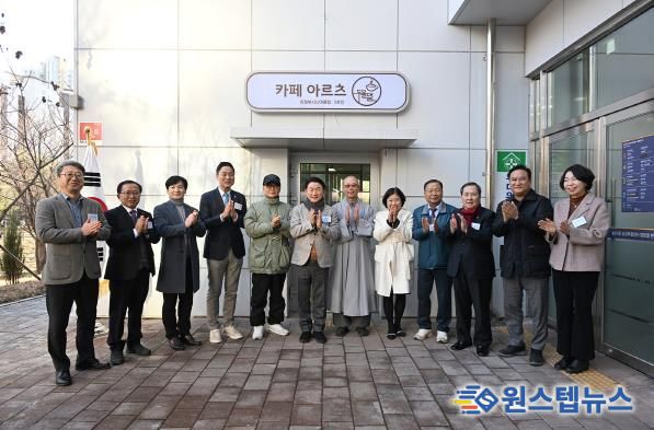 김동근 시장이 12월 8일 송산3동 공공복합청사 1층 주민 공유공간 개소식에서 관계자들과 기념사진을 찍고 있다.