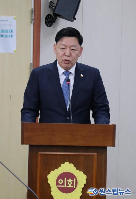 제395회 전라남도의회 제2차 정례회 제4차 교육위원회에서 김정희 교육위원장이 「전라남도교육청 헌법교육 활성화 조례안」에 대해 제안설명 하고 있다.