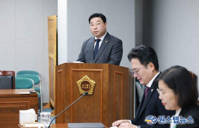 신민호 의원(순천6, 더불어민주당)이 9일 운영위원회에서 ‘순천 신대·선월지구 개발이익 환수 특별위원회 구성 결의안’ 제안설명을 하고 있다.