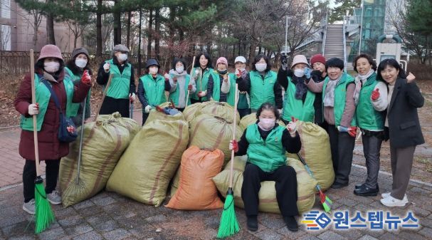 광명시 소하1동 새마을지도자협의회와 새마을부녀회는 지난 8일 주민의 안전과 쾌적한 보행 환경 조성을 위해 구름산초등학교 후문과 운산고등학교 등교길 일대에서 환경정화 활동을 진행했다.