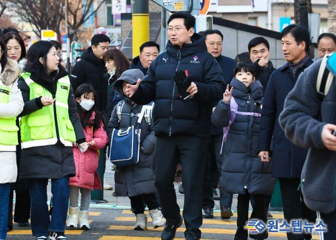 9일 오전 대지초에서 이상일 시장이 통학로를 점검하고 있다