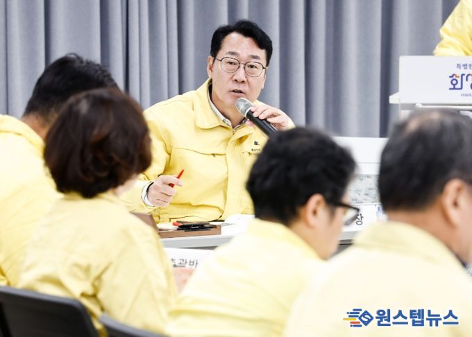 정명근 화성특례시장이 동탄숲 생태터널 관련 재난안전대책본부 회의에서 지시사항을 전달하고 있다