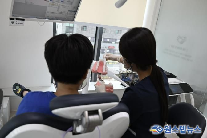 '치과주치의' 성남시 초교 4학년생이 올바른 칫솔질에 관한 설명을 듣고 있다