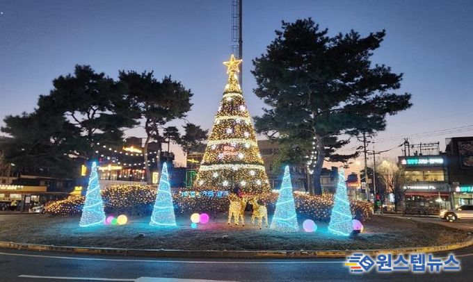 파주시 주요 교차로 대형 성탄절 나무 경관조명 설치… 따뜻한 연말 분위기 연출