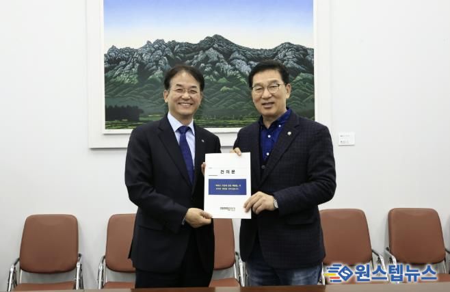 ‘특례시 지원 특별법’제정 건의문 전달 기념촬영_이동환 고양시장(왼쪽), 신정훈 국회 행정안전위원회 위원장(오른쪽)