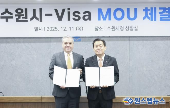 이재준 수원시장(오른쪽)과 패트릭 스토리 비자 코리아 사장이 협약 체결 후 함께하고 있다.